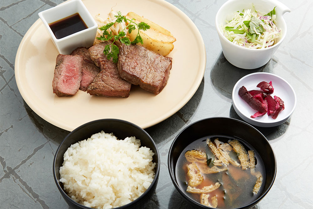 牛ロース肉ステーキ（150g）サラダ、味噌汁、おしんこ、ご飯付き 1050円
