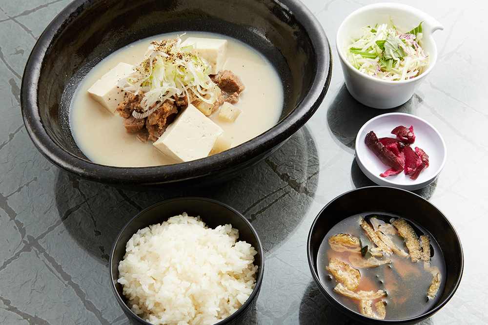 牛すじと大根の白湯煮　白湯仕立てサラダ、味噌汁、おしんこ、ご飯付き 1,000円